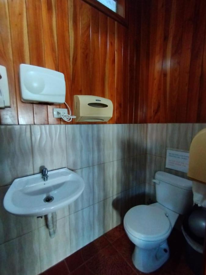Hostal Brisas Del Mar Puerto Villamil Exterior foto